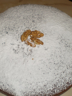 Una foto de Bizcocho esponjoso de chocolate con nueces