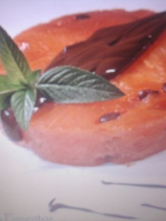 Una foto de Rodajas de sandia frita con chocolate caliente