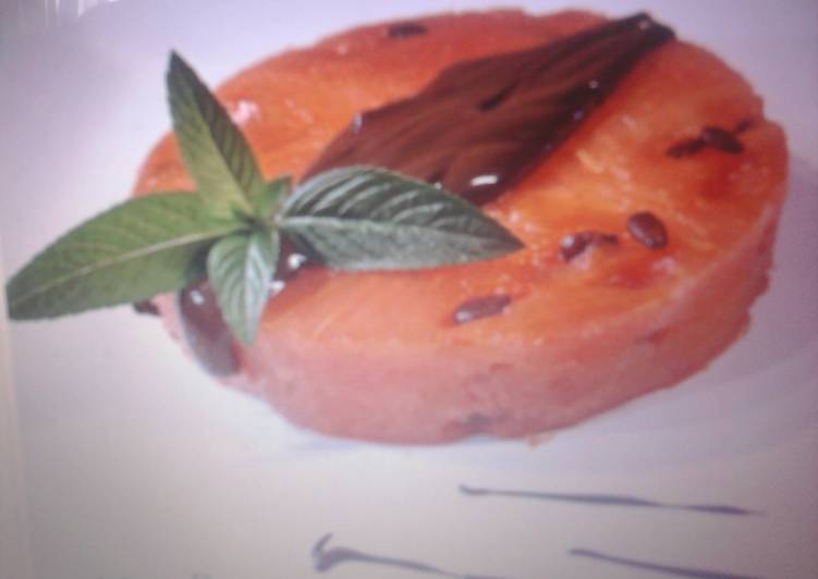 Rodajas de sandia frita con chocolate caliente