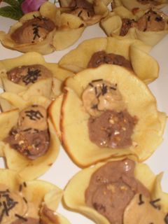 Una foto de Tulipas rellenas de helado de chocolate y turrón