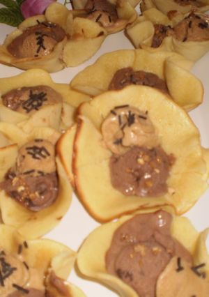 Una foto de Tulipas rellenas de helado de chocolate y turrón