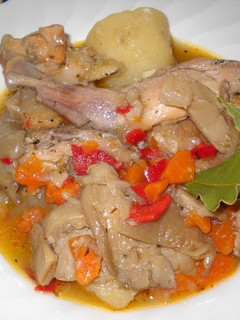 Una foto de Conejo estofado con verduras
