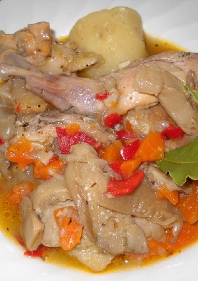 Una foto de Conejo estofado con verduras
