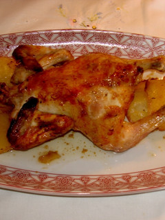 Una foto de Coquelet al horno con patatas panaderas