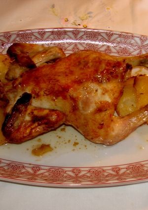 Una foto de Coquelet al horno con patatas panaderas
