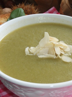 Una foto de Sopa de cardos con almendras