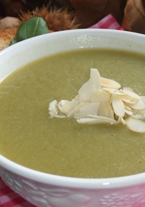 Una foto de Sopa de cardos con almendras