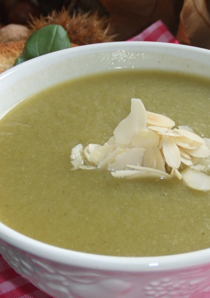 Una foto de Sopa de cardos con almendras