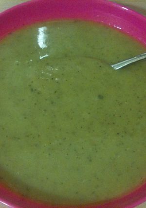 Una foto de Crema verde de verduras