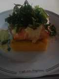 Taco de salmón al Chardonay sobre pave de polenta y rúcula frita