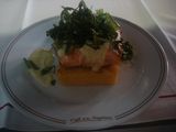 Taco de salmón al Chardonay sobre pave de polenta y rúcula frita