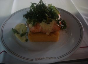 Una foto de Taco de salmón al Chardonay sobre pave de polenta y rúcula frita