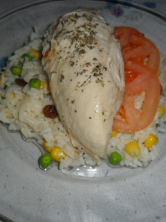 Una foto de Pechugas de pollo con arroz blanco delicia