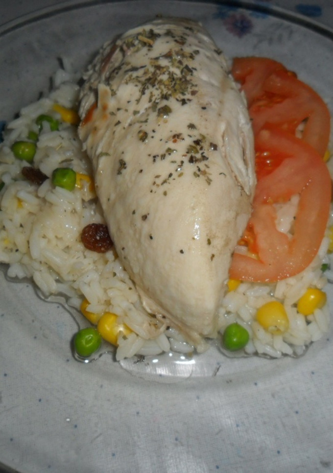 Una foto de Pechugas de pollo con arroz blanco delicia