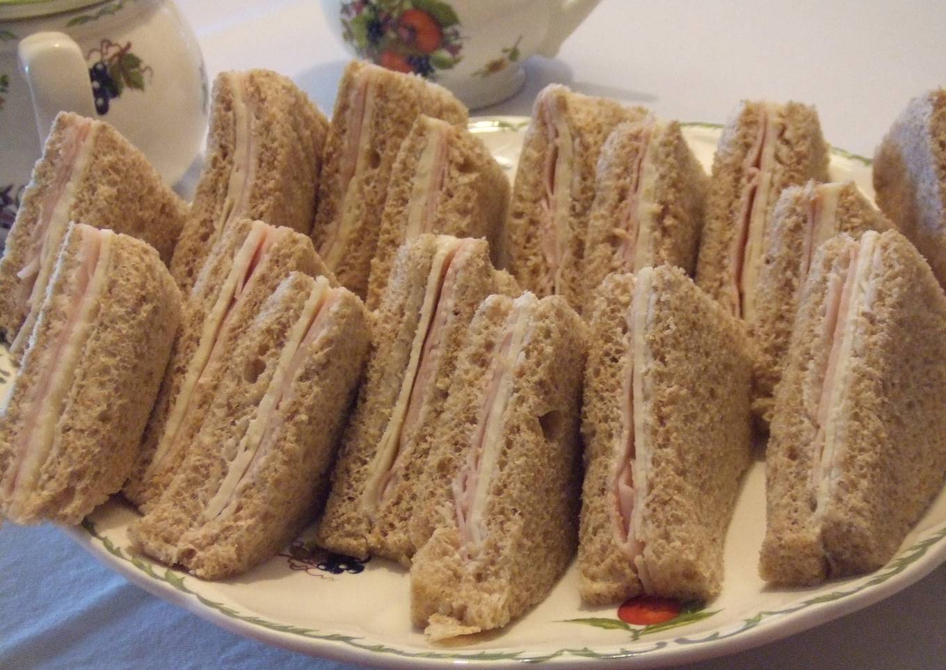 Sandwiches de pan integral con mozzarella y pechuga de pollo