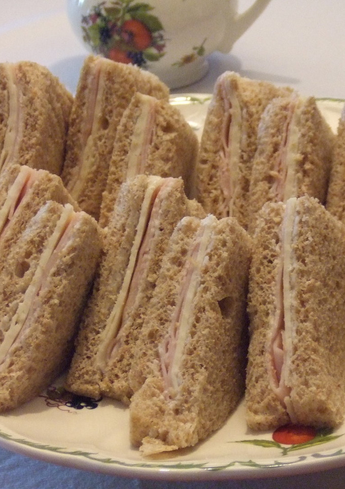 Una foto de Sandwiches de pan integral con mozzarella y pechuga de pollo