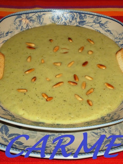 Una foto de Crema de calabacín con piñones
