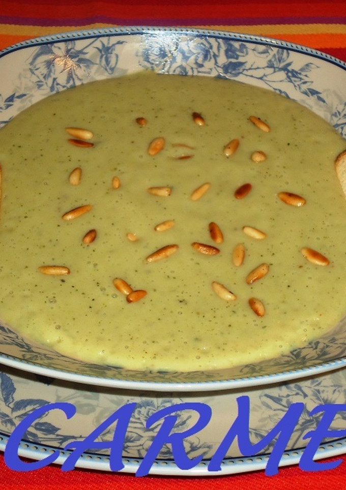 Una foto de Crema de calabacín con piñones