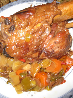 Una foto de Codillo con verduras