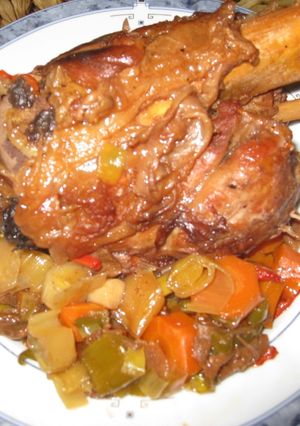 Una foto de Codillo con verduras