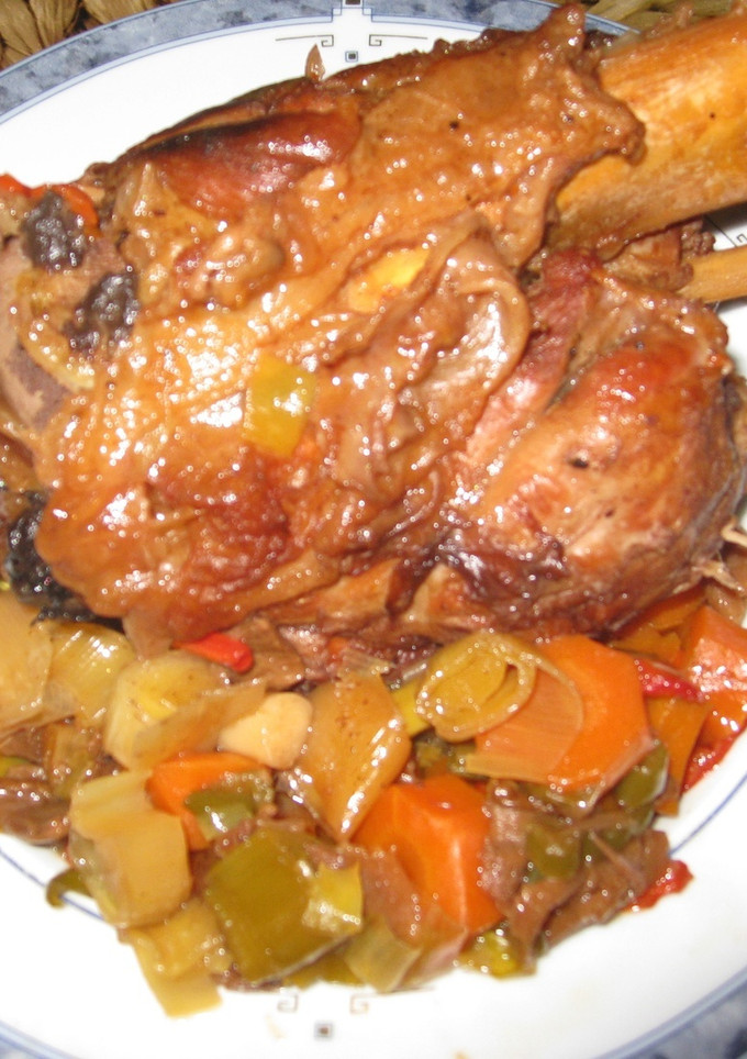 Una foto de Codillo con verduras