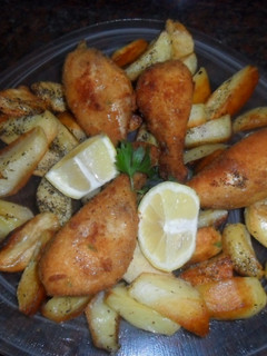 Una foto de Muslos de pollo rebozados con papas al orégano