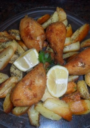 Una foto de Muslos de pollo rebozados con papas al orégano