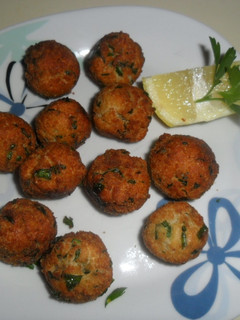 Una foto de Bolitas de ajo, perejil y pan rallado