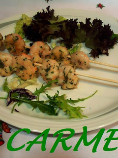 Una foto de Brochetas de gambas al ajillo