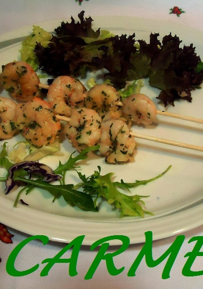 Una foto de Brochetas de gambas al ajillo