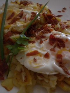 Una foto de Huevos rotos con virutas de jamón