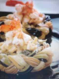 Una foto de Trenzas de pasta con gambas
