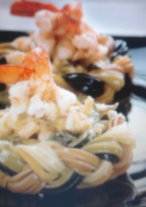 Una foto de Trenzas de pasta con gambas