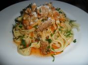 Una foto de fideos con tuco