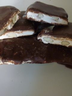 Una foto de Turrón blando de almendras casero