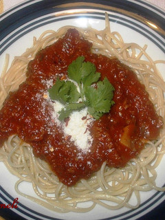 Una foto de Espagueti orgánico con salsa entomatada de carne picada y setas