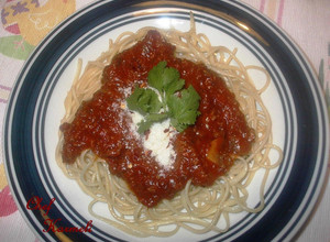 Una foto de Espagueti orgánico con salsa entomatada de carne picada y setas