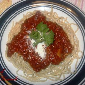 Espagueti orgánico con salsa entomatada de carne picada y setas
