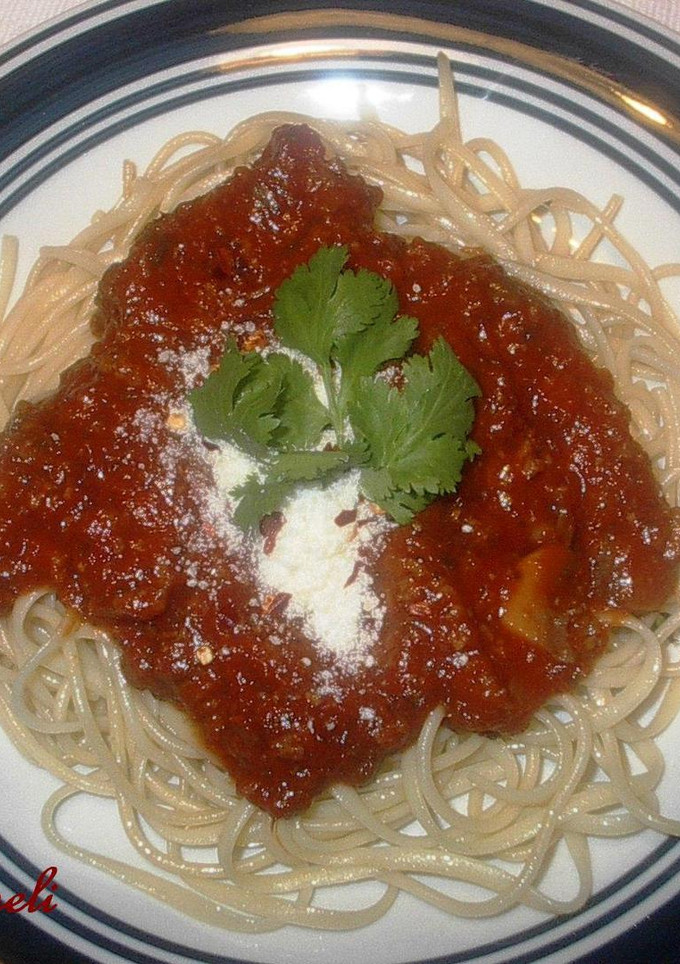 Una foto de Espagueti orgánico con salsa entomatada de carne picada y setas