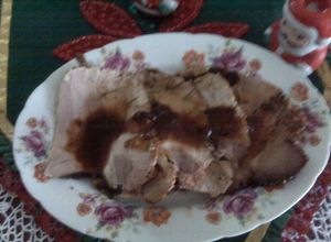 Una foto de Pierna al horno con ciruelas pasas