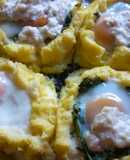 Huevos en nido de papa, acelga y salsa blanca