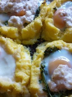 Una foto de Huevos en nido de papa, acelga y salsa blanca