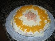 Una foto de pastel de gambas y pescado