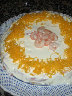 Una foto de Pastel frío salado de salmón con pan de molde