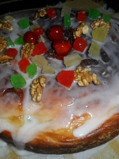 Una foto de Pan dulce con pasas de uva y frutas abrillantadas