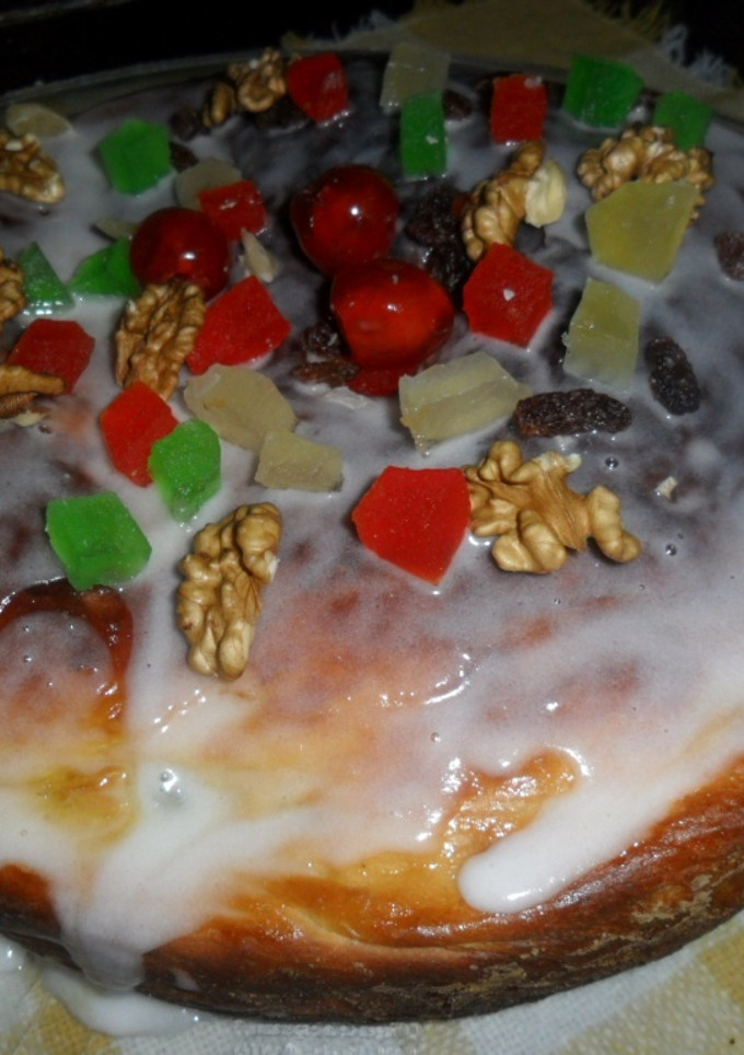 Una foto de Pan dulce con pasas de uva y frutas abrillantadas