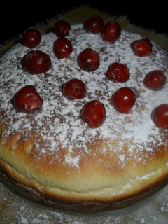 Una foto de Pan dulce con cerezas