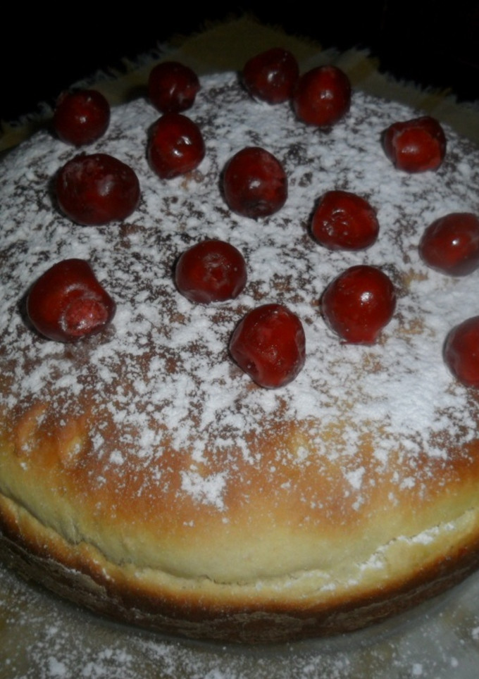 Una foto de Pan dulce con cerezas