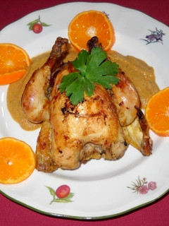 Una foto de Picantones rellenos con salsa de naranja