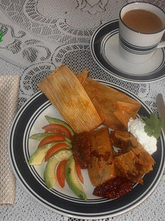Una foto de Tamalitos de cerdo navideños con especias y frutas al tequila